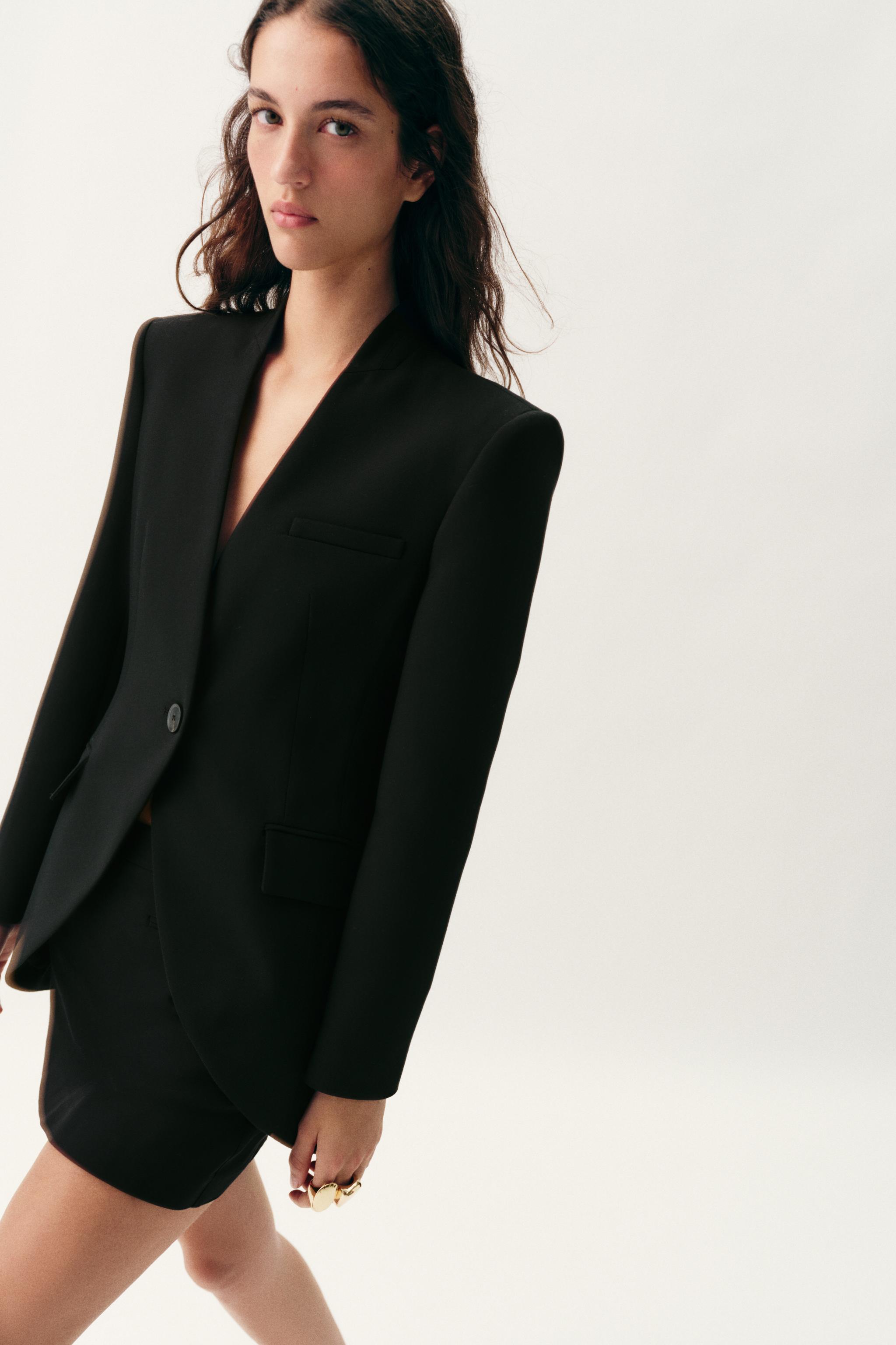 BLAZER AJUSTÉE ASYMÉTRIQUE À ÉPAULETTES